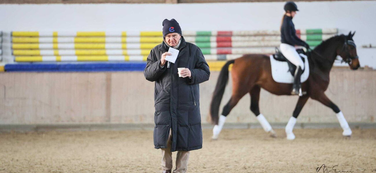 Der Pferdetrainer Christoph Hess gibt Reitunterricht bei einem Dressurlehrgang